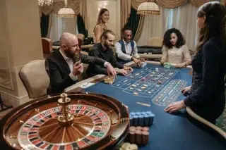 Anfänger sollten beim ersten Casinobesuch mit Freunden oder Mentoren spielen