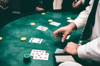 Blackjack: Schnelligkeit, Taktik und Nervenkitzel